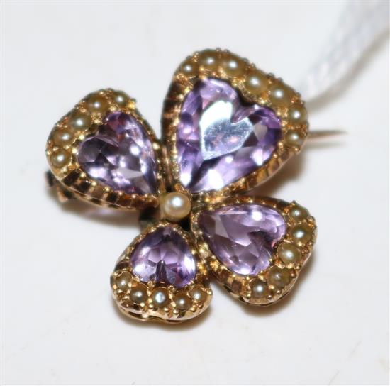 Amethyst and seed pearl clover leaf brooch, yellow metal setting(-)